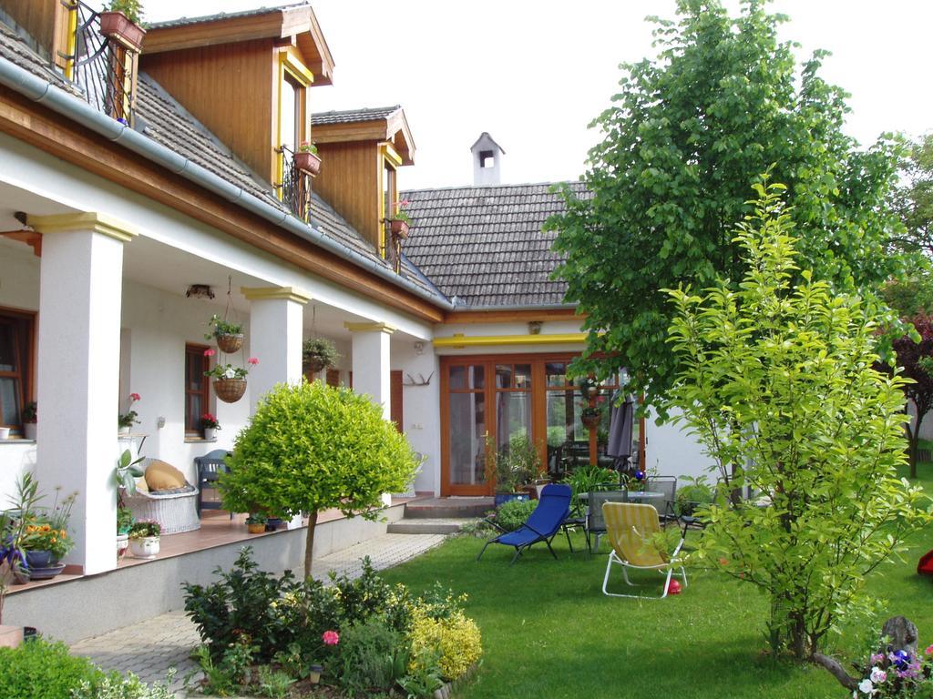 Hotel Rudolf'S Fogado à Zsira Extérieur photo