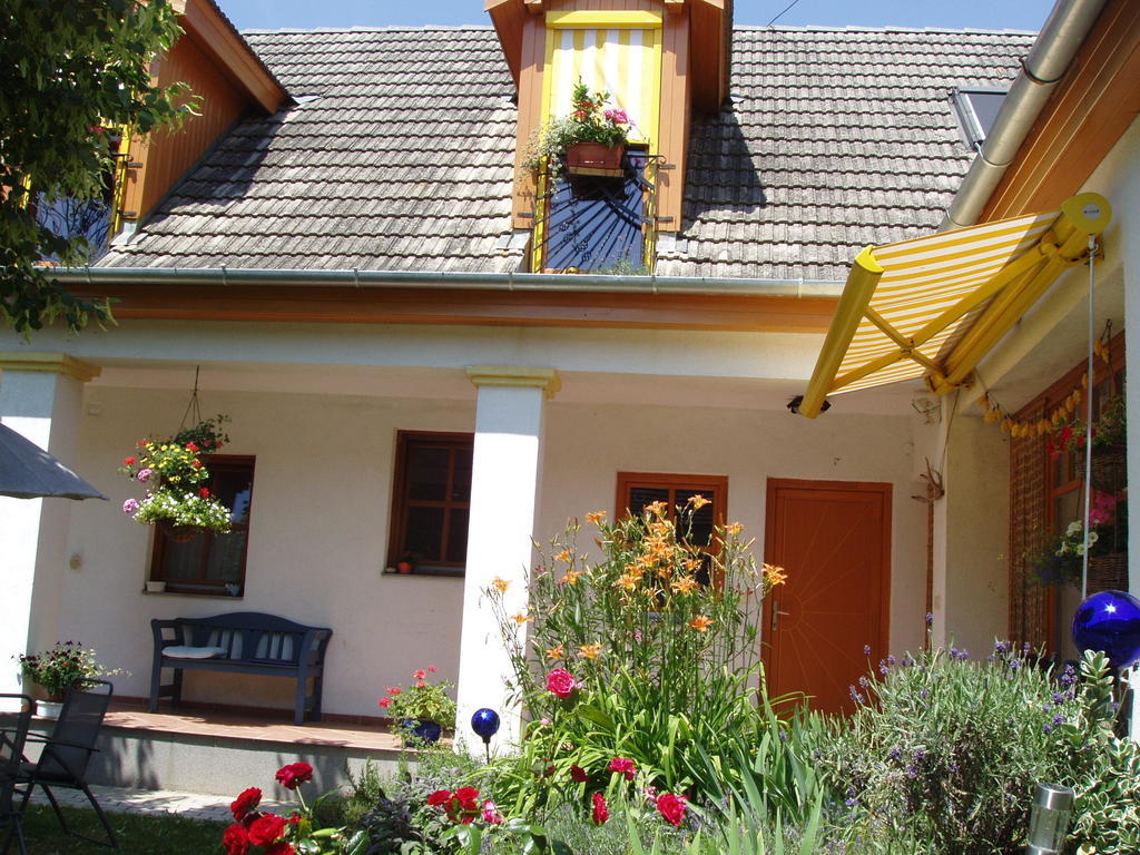 Hotel Rudolf'S Fogado à Zsira Extérieur photo