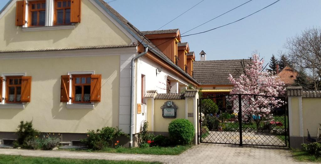 Hotel Rudolf'S Fogado à Zsira Extérieur photo