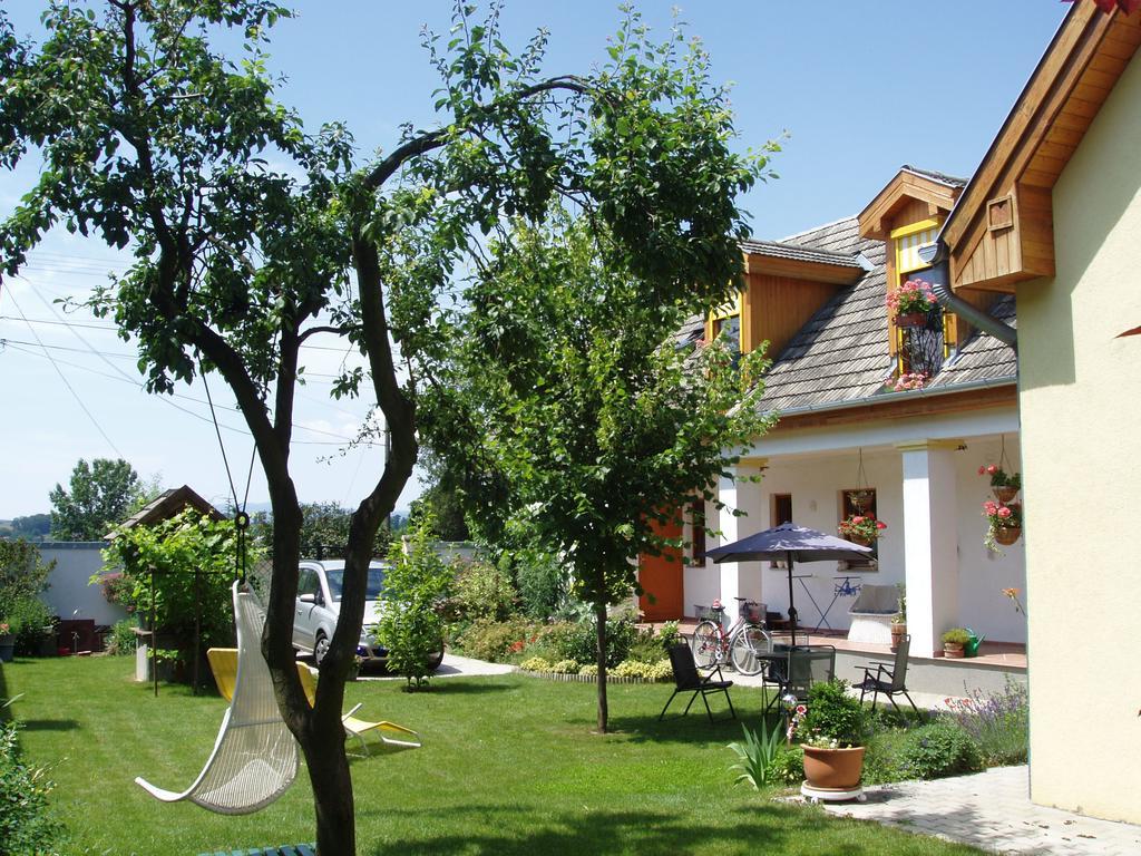Hotel Rudolf'S Fogado à Zsira Extérieur photo